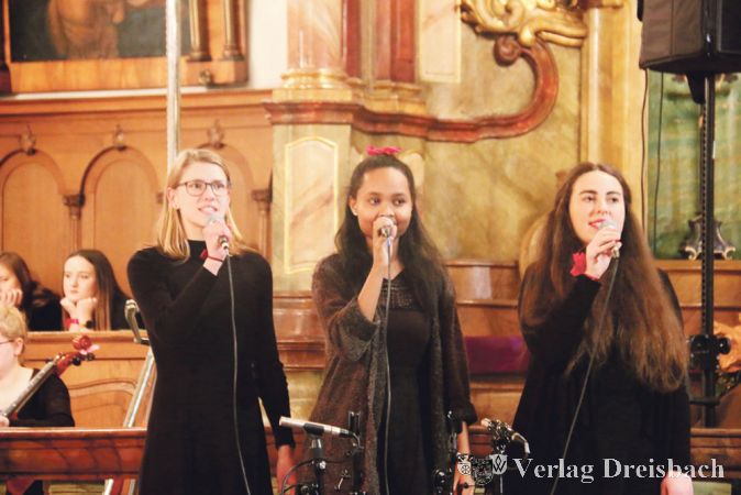 Die Pop Folk AG des Graf-Stauffenberg-Gymnasiums: Julia Faber, Makda Getahun und Annalena G&ouml;tten verzauberten die Zuh&ouml;rer mit warmen, ausdrucksvollen Stimmen.