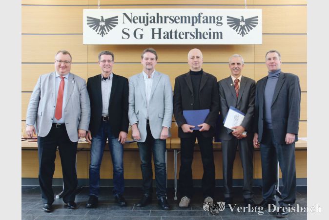 F&uuml;r 50 Jahre Treue zur SG DJK Hattersheim wurden beim Neujahrsempfang des Vereins Klaus Herber, Dr. J&uuml;rgen M&uuml;ller, Matthias Grasser und Martin Grasser von B&uuml;rgermeister Klaus Schindling (links) im Namen der Stadt und von Co-Vorsitzendem Axel Breuckmann (rechts) im Namen der SG DJK geehrt.
(Foto: A. Kreusch)