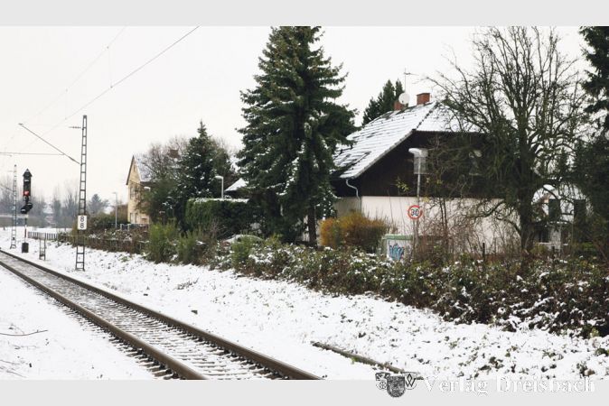 Die H&auml;usergruppe direkt am Gleis nach R&uuml;sselsheim, im Volksmund &bdquo;Peking&ldquo; genannt, wurde einst im Auftrag der damaligen Bundesbahn errichtet. Dass damals ordnungsgem&auml;&szlig; Genehmigungen f&uuml;r den Bau im Au&szlig;enbereich eingeholt wurden, ist nach Auffassung der Kreisbeh&ouml;rde nun von den heutigen Eigent&uuml;mern nachzuweisen.
(gus/Foto: Steinacker)