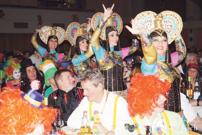Die Showtanzformation &nbsp;&nbsp; &nbsp;&bdquo;Atlantis&ldquo; aus Biebelnheim sorgte bei der GCC-Fremdensitzung daf&uuml;r, dass viele Glamour das B&uuml;rgerhaus erf&uuml;llte.
(Fotos: G&ouml;ssl)

&nbsp;
