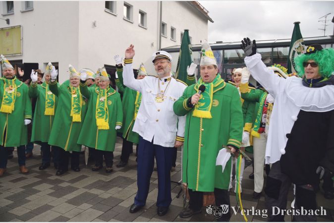 Gemeinsam mit Generalfeld- und Zugmarschall Heinz Sch&auml;fer (rechts) nahm B&uuml;rgermeister Michael Antenbrink die Parade der Garde vor der Kulturscheune ab. Gleichzeitig gab er f&uuml;r die n&auml;rrischen Tage die Rathausschl&uuml;ssel an die Narren ab.
(Fotos: R. D&ouml;rh&ouml;fer)

&nbsp;