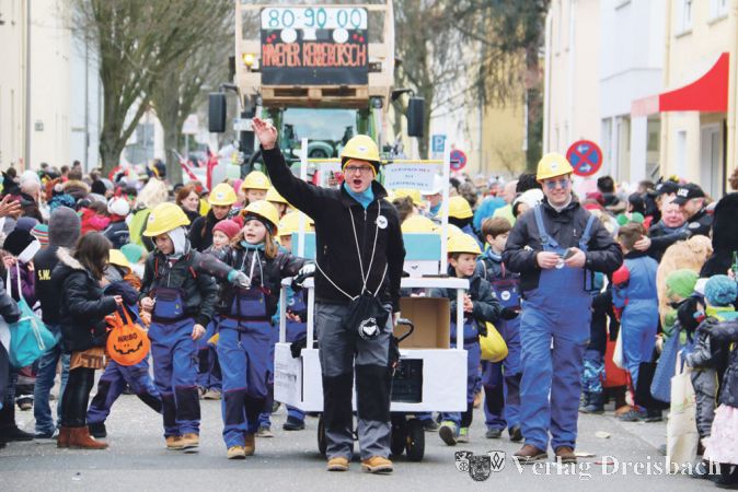 Die Leichtathleten der Hattersheimer SG DJK traten beim Umzug als Bauarbeiter mit einem Hochsprungplatz in Miniatur an &ndash; sie w&auml;ren jetzt bereit f&uuml;r den Umbau ihres Sportplatzes.
(Fotos: A. Kreusch)
&nbsp;
