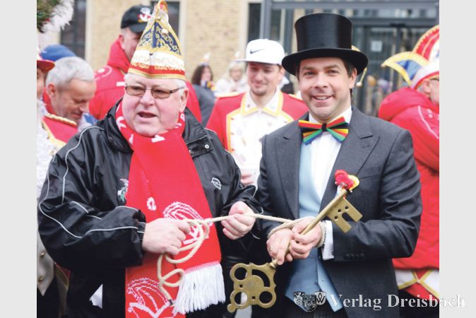 Locker verbunden f&uuml;hrte Engelbert Wiedmann den B&uuml;rgermeister aus seiner Amtsstube ab, um ihm den Eid auf die N&auml;rrischen Gesetze abzun&ouml;tigen.
(gus/Fotos: Steinacker)

&nbsp;