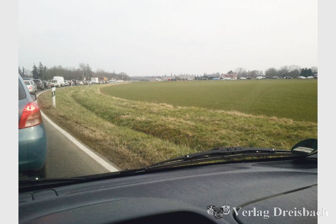 Ein Blick auf den Stau, der sich am Dienstag Nachmittag auf der L3366 entwickelte.
(Foto: D. Viertel)