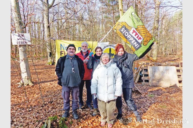 Gro&szlig;e Hochachtung vor den &bdquo;Waldbesetzern&ldquo; haben die Fl&ouml;rsheimer BUNDler J&uuml;rgen Krichbaum, Bernd Z&uuml;rn, Silvia Schober, C&auml;cilia Habicht sowie Tanja Hoffmann-Sabisch (v.l.).
(Foto: privat)