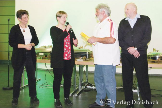 Handball-Abteilungsleiter Dietmar Delfs (mit wei&szlig;em Hemd) freute sich, dass seine Sportkameradinnen und Sportkameraden ein nachtr&auml;gliches Weihnachtsgeschenk f&uuml;r ihn hatten.