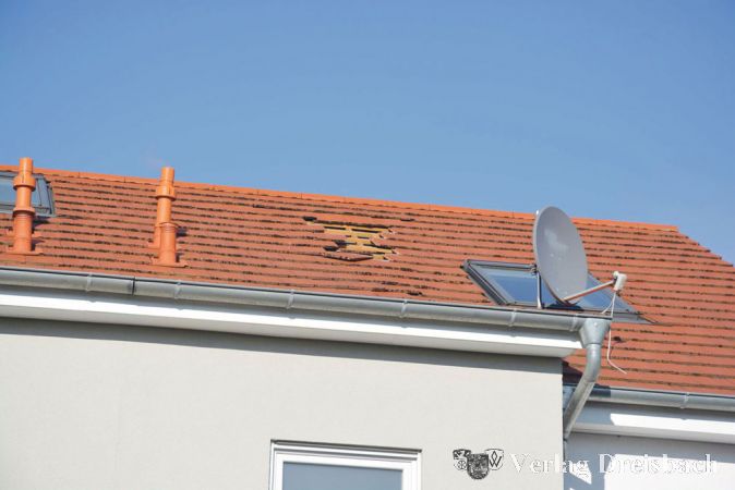 Am 27. Februar wurde das Dach eines Wohnhauses in der Lahnstra&szlig;e durch eine Wirbelschleppe schwer besch&auml;digt. Dachziegel st&uuml;rzten in den Eingangsbereich, auf den Gehweg und auf zwei am Fahrbahnrand parkende Pkw. Drei Tage sp&auml;ter informierte der Flughafenbetreiber Fraport zuf&auml;lligerweise &ndash; der Termin war bereits seit l&auml;ngerem angesetzt &ndash; in einer B&uuml;rgerveranstaltung &uuml;ber das laufende Dachsicherungsprogramm.
(Foto: Privat)