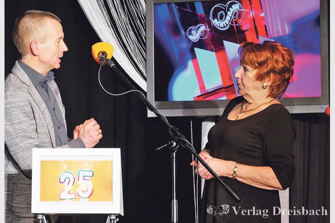 Landrat Thomas Will &uuml;berreicht den Achterbahn-Kulturpreis 2018 an Gertrud P&ouml;lzleithner.
(Fotos: privat)