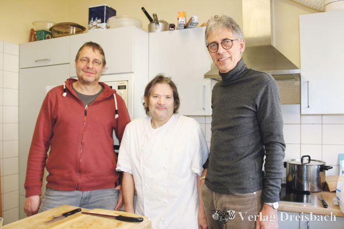 Projektleiter Frank Du&szlig;ler (links) ist &ndash; genau wie alle G&auml;ste &ndash; sehr zufrieden mit dem Koch-Team von &bdquo;Gemeinsam kochen, gemeinsam essen&ldquo; im Haus St. Martin: Roland G&ouml;th (mitte) und Erhard Scherfer.
(Foto: A. Kreusch)