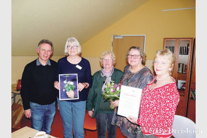 Der AWO-Vorsitzende Klaus St&ouml;rch (links) &uuml;berreichte Christa Hofmann (2. v. r.) und ihrem Team die Urkunde zum Sozialpreis, eine Fotografie sowie einen Blumenstrau&szlig;. Zudem ist der Preis mit 200 Euro dotiert.
(Foto: M. Krause)