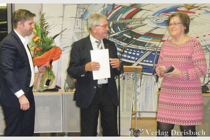 Von der Gemeindevertretungschefin Sabine B&auml;chle-Scholz und B&uuml;rgermeister Ingo Kalweit nahm Willi Wolf in der Parlamentssitzung die Auszeichnung entgegen.
(Fotos: Engert)
