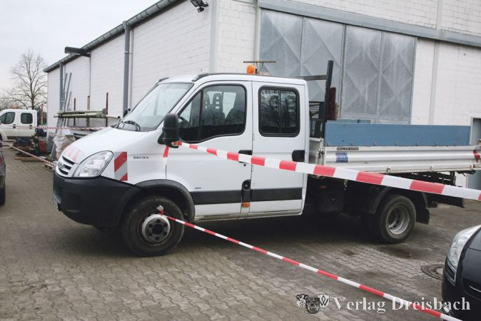 Absperrb&auml;nder zum Betriebsgel&auml;nde: Die Sicherheitsauflagen verlangten erstmals, dass die Stadt daf&uuml;r sorgt, dass sich die Helfer beim Umwelttag nicht in die Lagerfl&auml;chen bewegen, sondern am Geb&auml;ude bleiben.