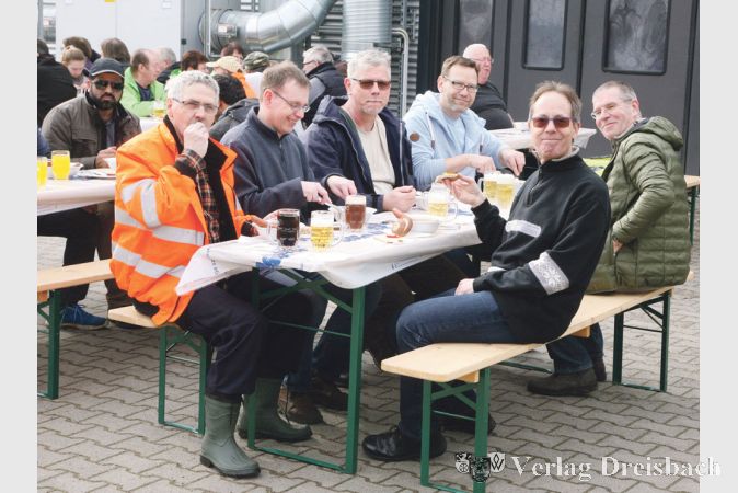 Kleines Dankesch&ouml;n: Traditionell endet der Umwelttag mit dem gemeinsamen Essen auf dem Bauhofgel&auml;nde. Hier k&ouml;nnen sich die Teilnehmer gegenseitig ihre Erlebnisse w&auml;hrend der Expedition in die Gemarkung erz&auml;hlen.
(gus/Fotos: Steinacker)