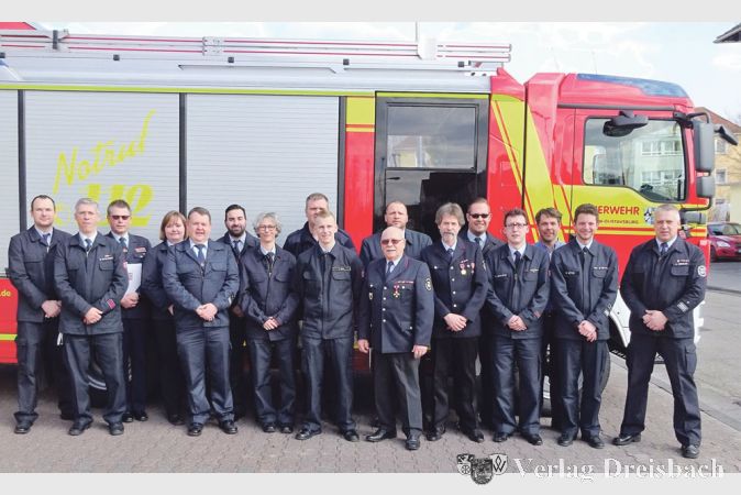 Die Bef&ouml;rderten und Geehrten der Gustavsburger Feuerwehr mit der F&uuml;hrungsriege um Wehrf&uuml;hrer Rene Gitter und B&uuml;rgermeister Thies Puttnins-von Trotha.
(Foto: Feuerwehr)