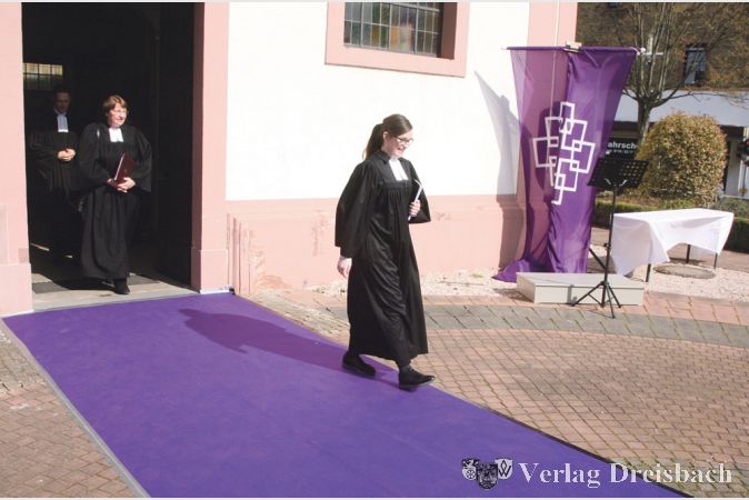 Ein purpurner Teppich war vor dem Kircheneingang ausgerollt, Meckbach betrat ihn nach dem Gottesdienst als Erste, um die Besucher einzeln zu begr&uuml;&szlig;en.