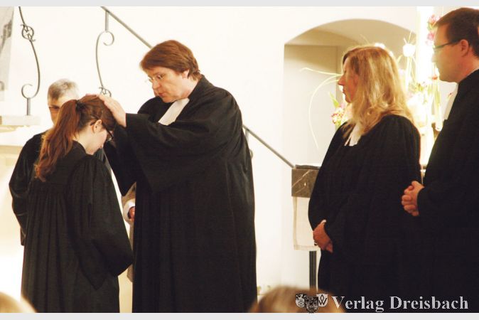 Der Moment, an dem die evangelischen Christen ihre neue Pfarrerin bekommen: Katharina Meckbach erh&auml;lt von Pr&ouml;bstin Karin Held die Sendung und den Segen.
(gus/Fotos: Steinacker)
&nbsp;