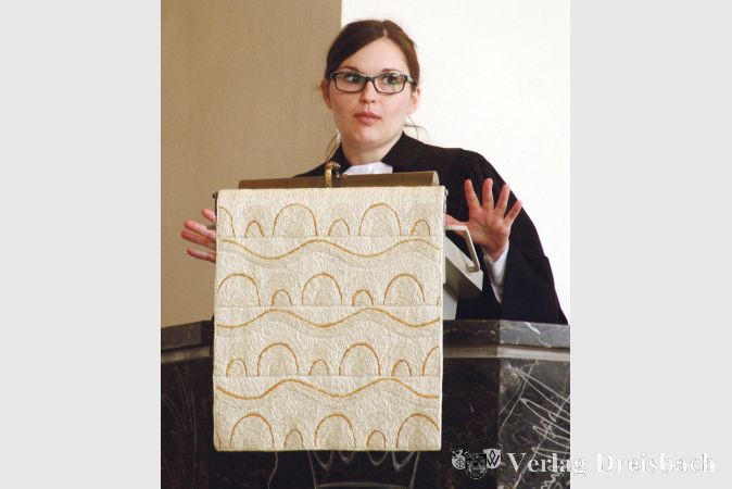 In ihrer ersten Predigt in der evangelischen Kirche griff Meckbach die Ostertradition des Emmausganges zur Mainspitze auf.