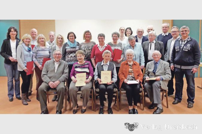 F&uuml;r ihre langj&auml;hrige Mitgliedschaft ehrte der Gesch&auml;ftsf&uuml;hrende Vorstand der TSV Ginsheim in diesem Jahr 31 Mitglieder, darunter zwei f&uuml;r 65 Jahre Vereinszugeh&ouml;rigkeit (nicht alle auf dem Bild anwesend).
(Foto: privat)