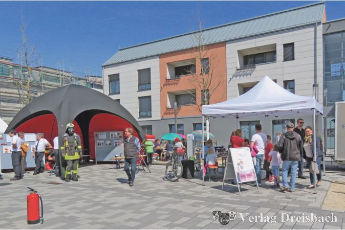 Bei strahlend sch&ouml;nem Wetter machte es den Besuchern des Tages der offenen T&uuml;r im &bdquo;Neuen Sch&uuml;tzenhof&ldquo; auch Spa&szlig;, &uuml;ber den Platz zu bummeln.
(Fotos: A. Kreusch)