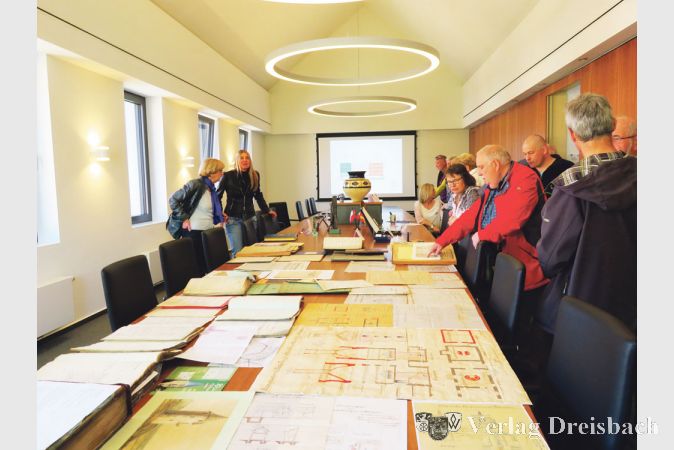 Darauf waren alle Teilnehmer der F&uuml;hrungen durch den Neuen Sch&uuml;tzenhof gespannt: Ist das neue Magistratszimmer tats&auml;chlich ein &bdquo;Thronsaal&ldquo;?