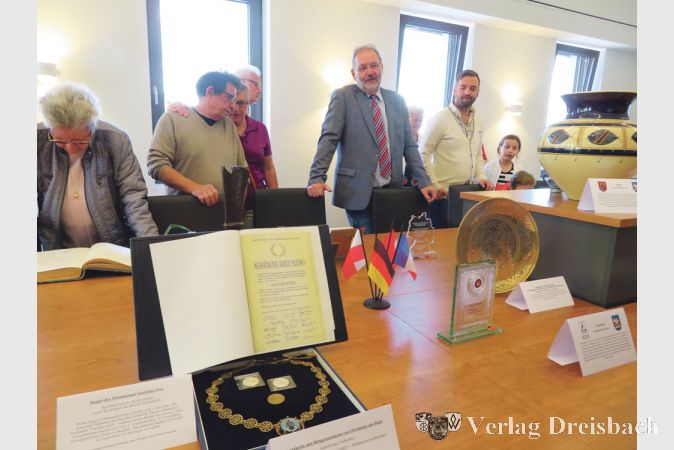 Auf dem gro&szlig;en Tisch im Magistratszimmer hatte Fl&ouml;rsheims Stadtarchivar Hans Dieter Darmstadt neben vielen zeitgeschichtlichen Dokumenten und Geschenken an die Stadt auch die Amtskette des B&uuml;rgermeisters ausgestellt.