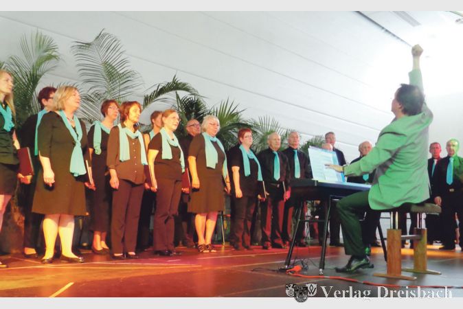 Der gemischte Chor &bdquo;La Musica&ldquo; bei seinem Auftritt zur Jubil&auml;umsveranstaltung.
(Fotos: L. Engel)
