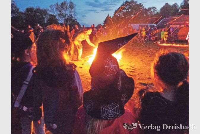 Hell loderte das gro&szlig;e Feuer am Mainufer. Bei den niedrigen, n&auml;chtlichen Au&szlig;entemperaturen ein gem&uuml;tlicher Ort, um sich aufzuw&auml;rmen.
(Foto: L. Engel)