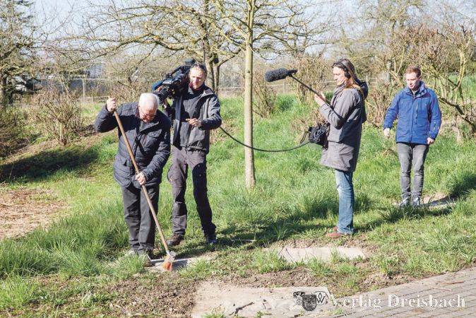 Wilfried Ewald fegt die Gedenk-Steinplatten frei, die am Pfortenborn an die alte Tradition vom Bleichen der Kleidungst&uuml;cke erinnert.
(Fotos: privat)
&nbsp;