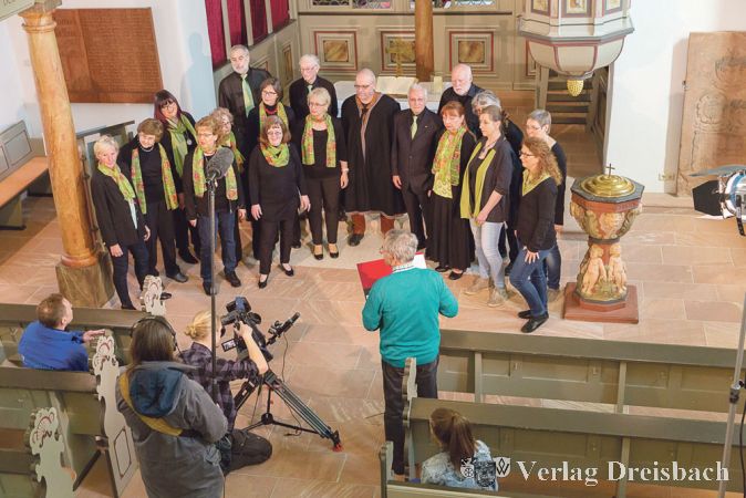 Der Massenheimer Chor &bdquo;Schr&auml;glage&ldquo; sammelte sich spontan f&uuml;r eine Chorprobe f&uuml;r die Filmaufnahmen in der Massenheimer Kirche.