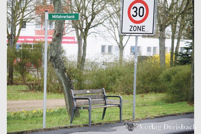 Bitte Platz zu nehmen: Wer darauf hofft, von einem netten Mitb&uuml;rger mit dem Auto mitgenommen zu werden, kann am Ausgang der B&ouml;cklersiedlung auf der Parkbank Platz nehmen, eine Spende der SPD-Fraktion. M&ouml;glicherweise kann es eine Weile dauern, bis die Siedler wissen, dass sie die auf der Bank wartenden Mitb&uuml;rger mitnehmen sollen, sofern sie in Richtung Ortskern fahren. Und im Einzelfall m&uuml;ssen die Wartenden etwas Geduld mitbringen, bis mal wieder ein Auto vorbeikommt, das &uuml;ber dem Rampen fahren will.
(gus/Foto: Steinacker)