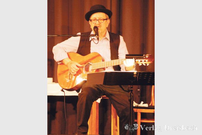 Wenn Riederer mit der Gitarre in der Hand die St&uuml;cke vortr&auml;gt, verschmilzt er noch mehr mit den Originalwerken und wirkt besonders wienerisch.