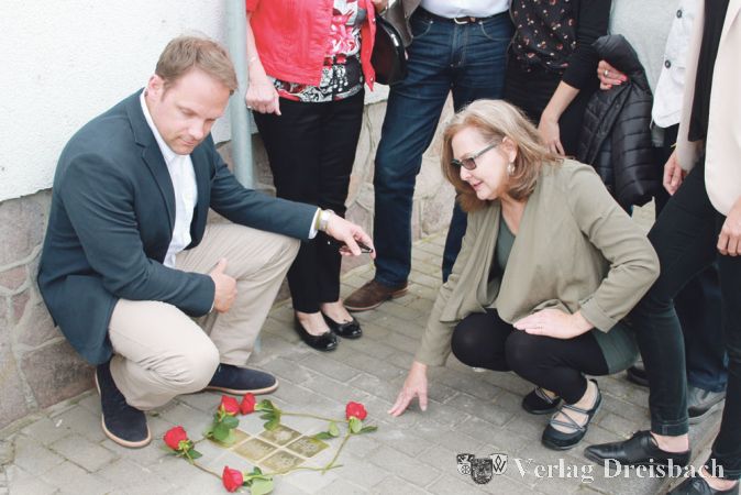 Angeh&ouml;rige in stillem Gedenken vor dem ehemaligen Wohnhaus der Familie Schohl.
(Fotos: A. No&eacute;)
&nbsp;