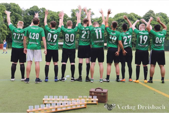 Diese Mannschaft wies sich beim &bdquo;Schoppenturnier&ldquo; der Germania Okriftel schon mit ihren extra angefertigten Trikots als &bdquo;Schoppenteam&ldquo; aus. Nicht nur originelle Namen wie &bdquo;Schnorrbert&ldquo;, &bdquo;GrGr&ldquo;, &bdquo;Schoppepetzer&ldquo; oder &bdquo;Pfeffi&ldquo; prangten auf den Trikots, sondern auch recht ungew&ouml;hnliche Spielernummern.
(Foto: A. Kreusch)