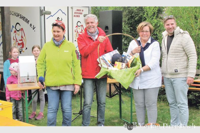 Bei der Siegerehrung wurde Trudi Hartung (li.) tatkr&auml;ftig von der Gemeindevertretungschefin und Landtagsabgeordneten Sabine B&auml;chle-Scholz und B&uuml;rgermeister Ingo Kalweit (re.) unterst&uuml;tzt.
(Fotos: Engert)