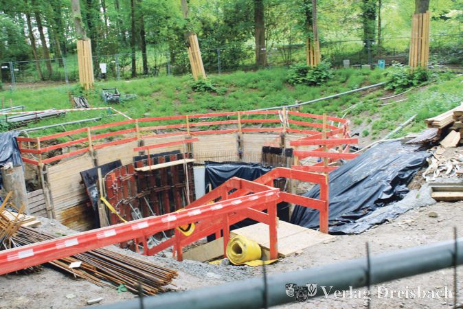Anstelle des schmucken Brunnens klafft eine Baugrube - die Arbeiten an der Schwefelquelle sind noch in vollem Gang.