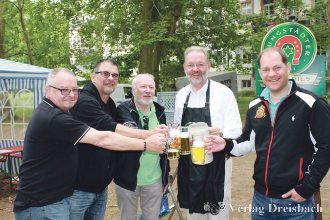 (Von rechts:) Weilbachs Ortsvorsteher Thomas Schmidt, B&uuml;rgermeister Michael Antenbrink sowie die Vereinsspitze des FC Germania 08 Weilbach, n&auml;mlich Hermann Weilb&auml;cher, Michael Schmidt und Berthold Sch&ouml;nberger, bei der Er&ouml;ffnung des diesj&auml;hrigen Brunnenfestes.