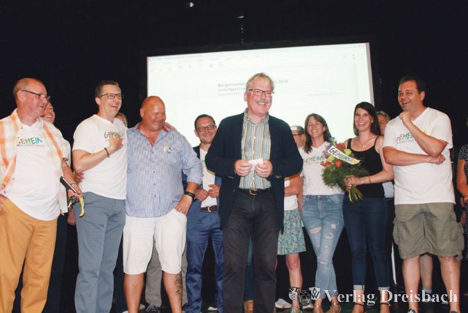 Sichtlich gel&ouml;st und gl&uuml;cklich und dankte der haushohe Sieger Dr. Bernd Blisch seinem vielk&ouml;pfigen Wahlkampfteam sowie allen B&uuml;rgerinnen und B&uuml;rgern, die ihm an jenem bemerkenswerten 27. Mai 2018 das Vertrauen ausgesprochen hatten.
(Fotos: A. No&eacute;)