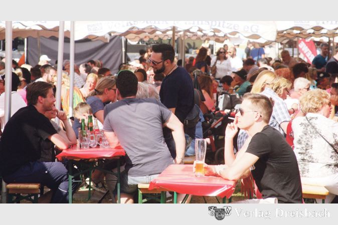 Gut gefüllt waren an den Nachmittagen die 1500 Plätze bietenden Sitzgarnituren auf der Ochsenwiese, dank der Sonnenschirme ließ es sich so lange mitten im Trubel der Burgfestattraktionen rundherum entspannen.
(gus/Foto: Steinacker)