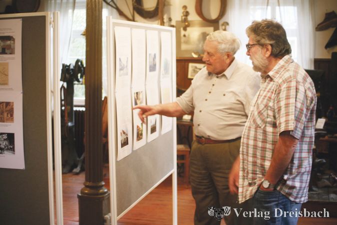 Da haben sich zwei gefunden: Das wandelnde Ginsheimer Geschichtsbuch Rudolf Guthmann und Stadtschreiber Hans Benno Hauf betrachten sich die HVV-Ausstellung zur Ginsheimer Postgeschichte.
(gus/Fotos: Steinacker)
