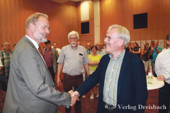 Der amtierende B&uuml;rgermeister Michael Antenbrink gratulierte noch vor der Bekanntgabe des vorl&auml;ufigen Ergebnisses seinem Nachfolger Dr. Bernd Blisch zur gewonnenen Wahl.
(Foto: A. No&eacute;)