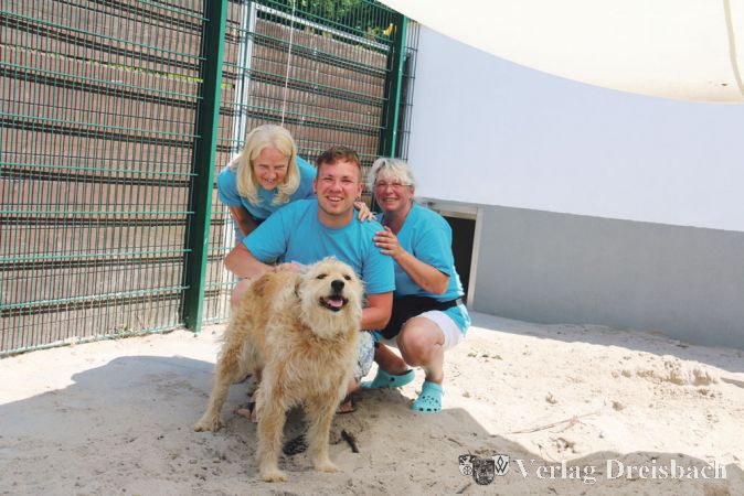 Tron f&uuml;hlt sich sichtlich wohl im neuen Zwinger &ndash; umso mehr, wenn er auch noch von Hannelore Kirchgessner, Christian Reiter und Michaela Biedermann (v.l.) besucht wird. Der freundliche Hund ist in erfahrene H&auml;nde abzugeben.