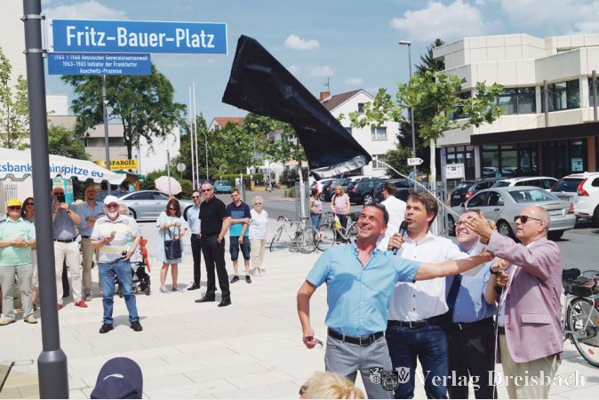 Die Enth&uuml;llung: Stadtverordnetenvorsteher Mario Bach, Staatssekret&auml;r Thomas Metz, B&uuml;rgermeister Thies Puttnins-von Trotha und der Sieger des Namenswettbewerbs, Rolf Leinz, (v.r.) entrei&szlig;en dem Stra&szlig;enschild die Umh&uuml;llung. Damit hat Gustavsburg nun einen Fritz-Bauer-Platz.
(Fotos: G&ouml;ssl)

&nbsp;