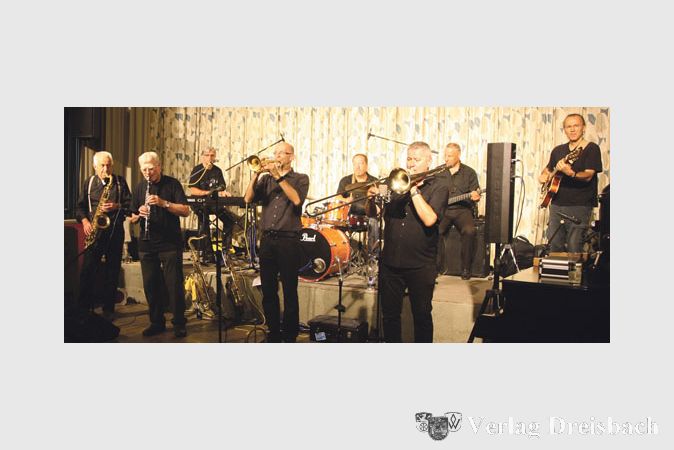 Sieben Mitglieder seiner Band hatte Sigi Nachtmann auf der Lichtspielhausbühne versammelt.