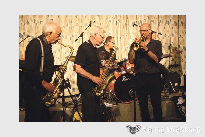 Sigi Nachtmann, Werner Propp und Martin Auer (vorne, v. l.) spielten mit ihrer Band zu einer Matinee im Ginsheimer Lichtspielhaus auf.
(gus/Fotos: Steinacker)