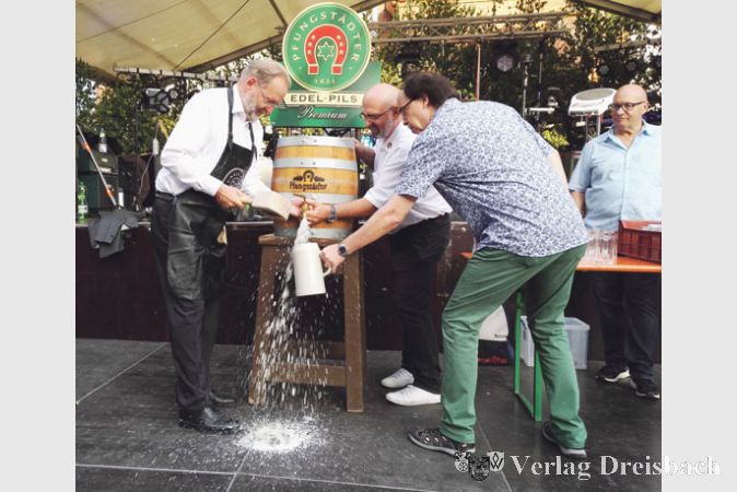 Ein gelungener Fassbieranstich durch B&uuml;rgermeister Michael Antenbrink.(Fotos: L. Engel)