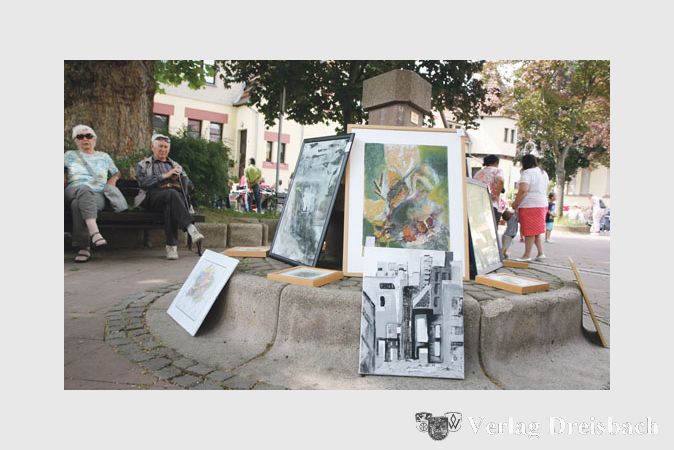 Gut in diesem Fall, dass der Brunnen auf dem Platz seiner Bestimmung nicht nachkommt. So konnte der Kulturstiftung ihre Bilderausstellung ausgiebig pr&auml;sentieren.