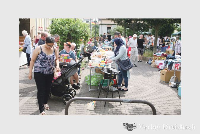 Der Cramer-Klett-Platz war beim ersten Flohmarkt unter der Regie des Siedlervereinigung mit St&auml;nden gut gef&uuml;llt. (gus/Fotos: Steinacker)
&nbsp;