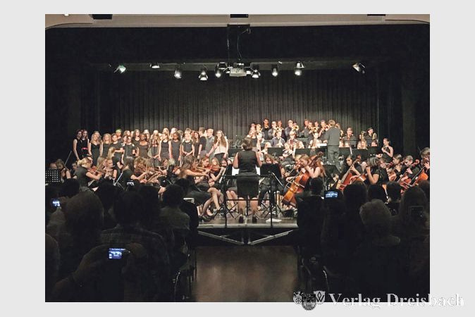 Zum Abschluss des Konzerts sangen und musizierten alle Ensembles gemeinsam und ernteten gro&szlig;en Applaus vom Publikum.(Foto: H. Rix)