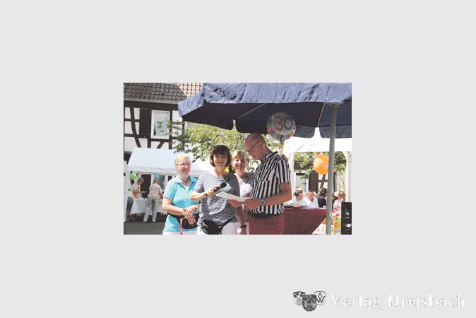 Das Team des Seniorenzentrums Altm&uuml;nsterm&uuml;hle beim Sommerfest zum 30-j&auml;hrigen Bestehen der Einrichtung: Monika Gr&auml;&szlig;ler, Leiterin Jutta Steinbach, Marylin Sattler und J&uuml;rgen Leichtfu&szlig; (v.l.).

(Foto: A. Kreusch)