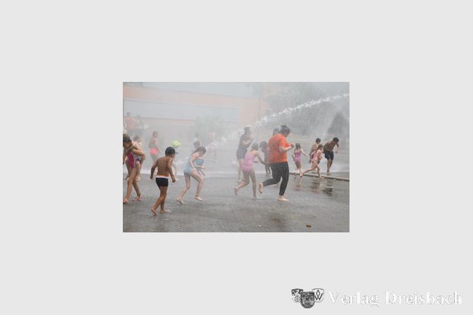 Dann kommt der gro&szlig;e Regen &ndash; so ist es inzwischen Tradition gegen Ende der Ginsheim-Gustavsburger Ferienspiele. Das ist nicht etwa ein Wetterph&auml;nomen, sondern der Hilfe der Feuerwehr zu verdanken, die mit drei Spritzen und Wasser aus dem Hydranten den IGS-Parkplatz unter Wasser setzte.

(gus/Fotos: Steinacker)
&nbsp;